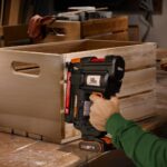 WORX WX844 20Volt/2.0Ah Li-ion 16-40mm Profesyonel Şarjlı Zımba Makinesi + 2700 Adet Yedek Zımba - Görsel 3