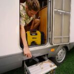 STANLEY SXVI02001A 12V/18V 2Ah Li-ion Şarjlı 160 PSI Dijital Göstergeli Lastik&Yatak Şişirme Pompası+Araç Süpürgesi - Görsel 7